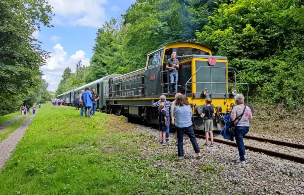 utorail du Chemin de Fer Touristique de la Vallée de l’Aa à l’arrêt en pleine verdure, avec les visiteurs.