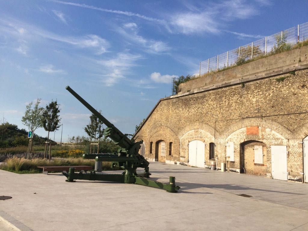 Entrée du Musée avec canon.