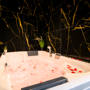 Jacuzzi privatif + nuitée (Pour deux personnes)